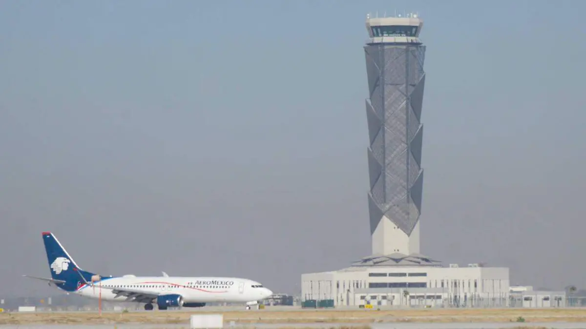 Arribo de avión de aeroméxico a aeropuerto Felipe Ángeles